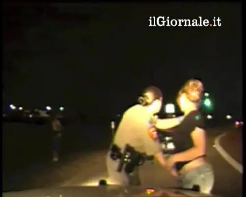 Texas, perquisizione o palpeggiamenti? Poliziotta accusata di violenza sessuale