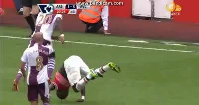 Terribile caduta di Sagna in Premier League