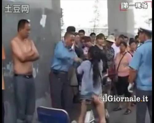 Donna cinese prende a colpi di pantalone la polizia