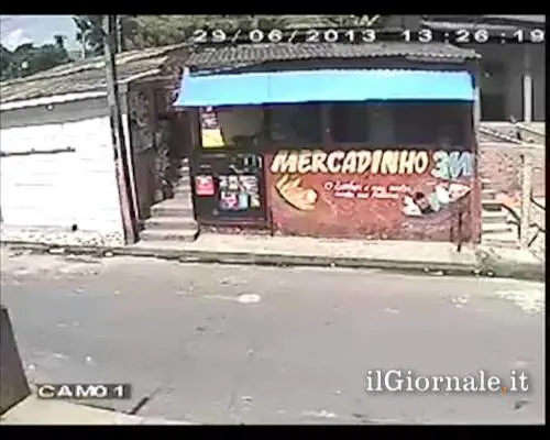 Rapinatore gettato fuori dalla finestra