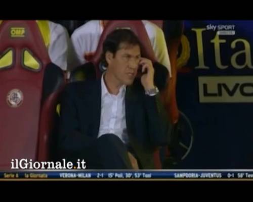Garcia al telefono durante la partita. Multato