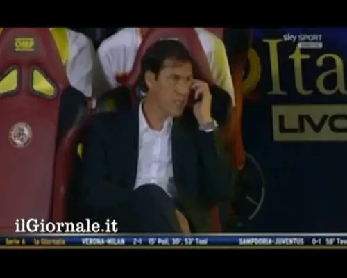 Garcia al telefono durante la partita. Multato