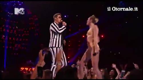 Miley Cirus hot e provocante sul palco degli MTV Music Awards