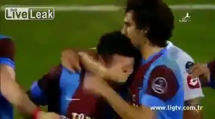 I tifosi lo fischiano e lui esce dal campo piangendo