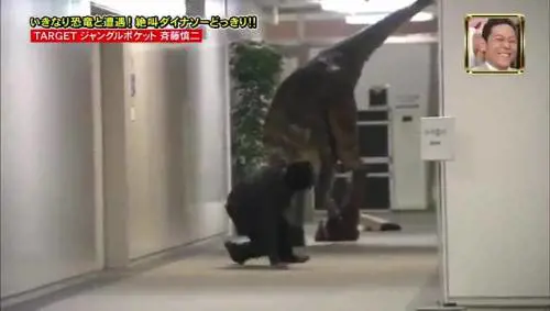 Rincorso da un dinosauro. Ma è una Candid Camera
