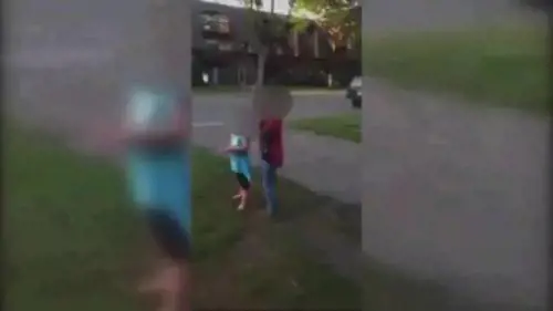 Bullismo, video choc: bimbe di colore picchiano la compagna bianca