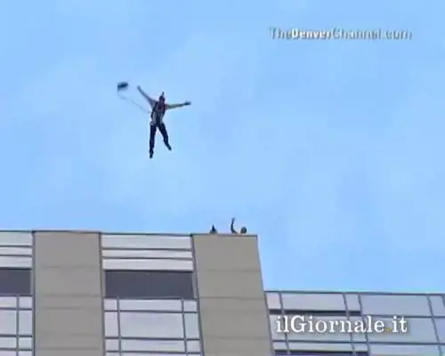 Base jumping da un grattacielo