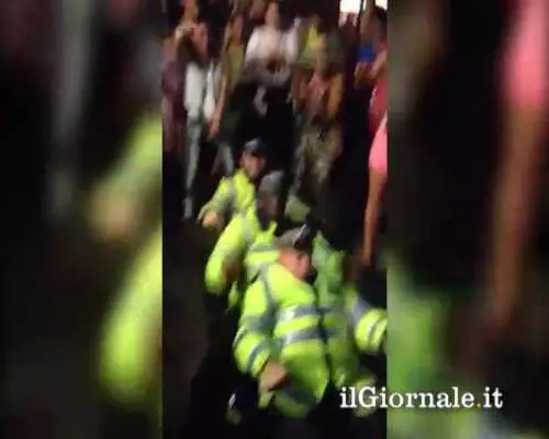 Poliziotti britannici ballano in piazza