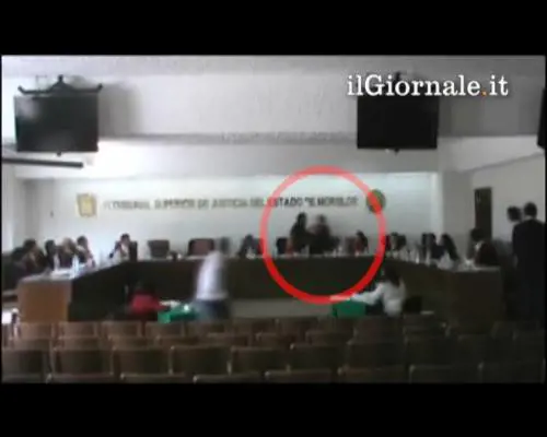Magistrato messicano perde la testa e colpisce una collega
