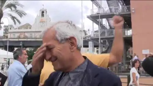 Violante scaricato dal Pd riceve bottiglietta d'acqua in testa