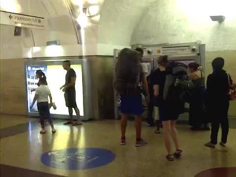 Rom molestano turisti alla Stazione Termini