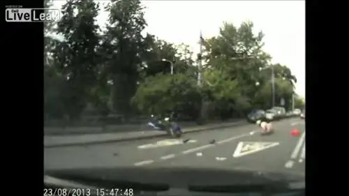 Motociclista investito vola su auto