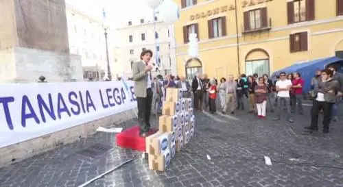 Eutanasia, i Radicali portano le firme sul referendum