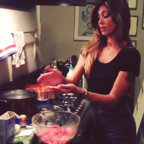 Belen si prepara allo stato di moglie e cucina le polpette