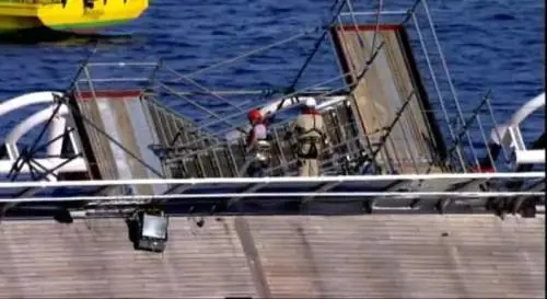 Uomini al lavoro sullo scafo della Costa Concordia