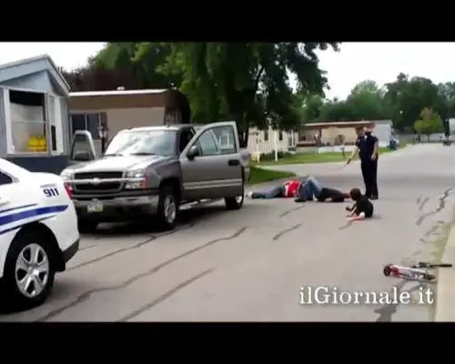 Poliziotto terrorizza una famiglia