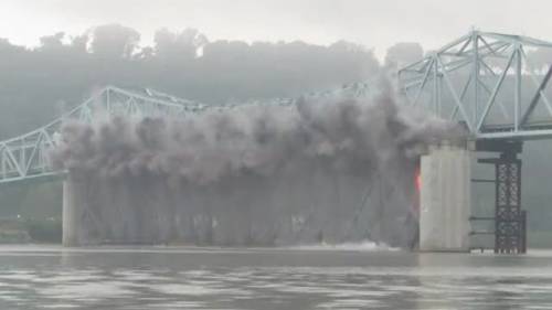 Spettacolare demolizione del ponte dell'Ohio