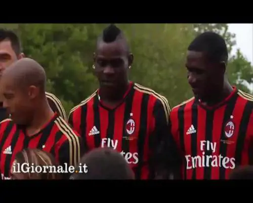 Balotelli "molesto" durante la foto ufficiale