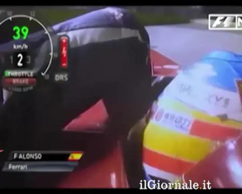 Alonso, punito per il passaggio a Webber