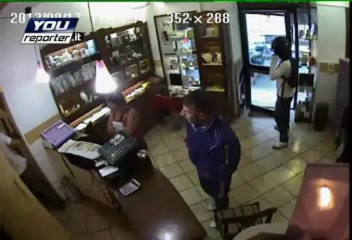 Entrano per rapinarlo, buttati fuori a calcio