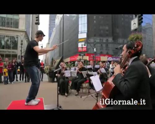Divertente flash mob a NY: orchestra cerca un direttore