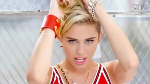 Miley Cyrus torna con nuovo video e i soliti vecchi "vizi"