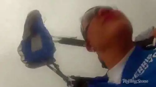 Ultima pazzia di Miley Cyrus: si butta con il paracadute