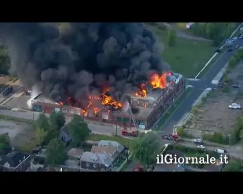 Detroit, centro commerciale divorato da incendio