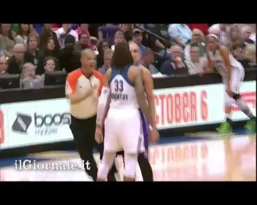 Basket femminile, ammonita dopo aver biaciato l'avversaria