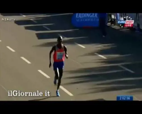 Maratona, arrivo rovinato da un intruso