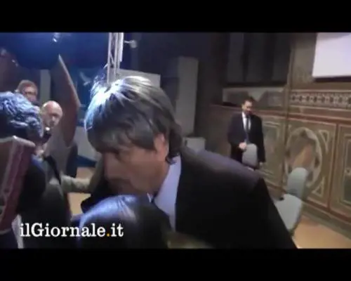 Staffelli porta il tapiro alla Boldrini