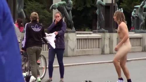 Ragazzo norvegese va in giro nudo per rimorchiare