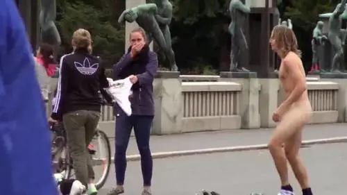 Ragazzo norvegese va in giro nudo per rimorchiare