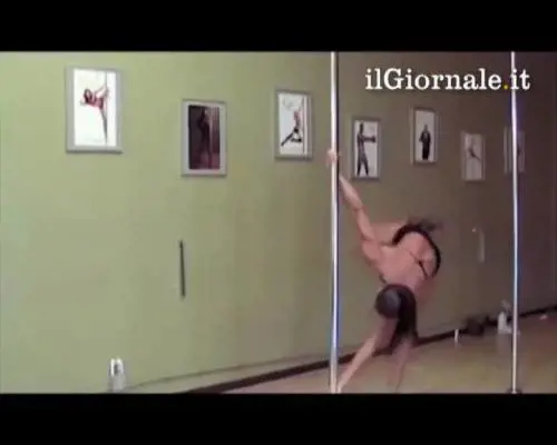 Rihanna "si dà" alla pole dance