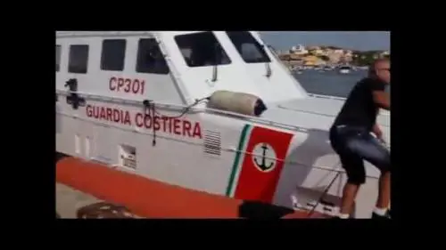 Lampedusa, soccorritrice in lacrime