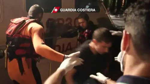 Lampedusa, i primi soccorsi nella notte