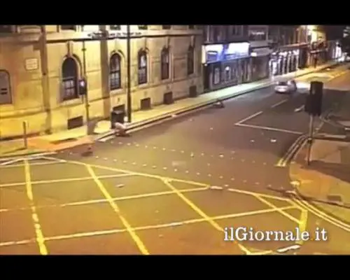 Auto lanciata a folle velocità investe tre ragazzi