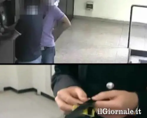 Scassinano bancomat con una forchetta