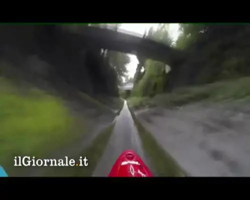 Fa kayak sul canale di scolo