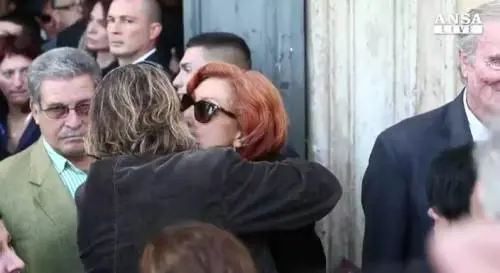 Ultimo saluto a Gemma su note Morricone