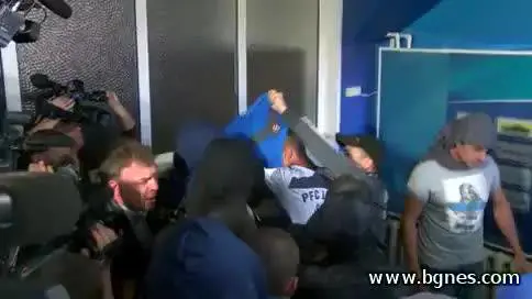 Bulgaria, ultras della Levski Sofia spogliano allenatore