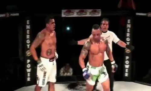 Ne prende troppe e abbandona il ring