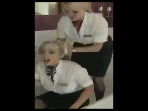 Doccia sexy per due hostess di British Airways