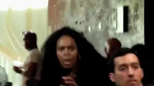 Ragazza sposta tutto con la forza del pensiero, candid camera in un bar