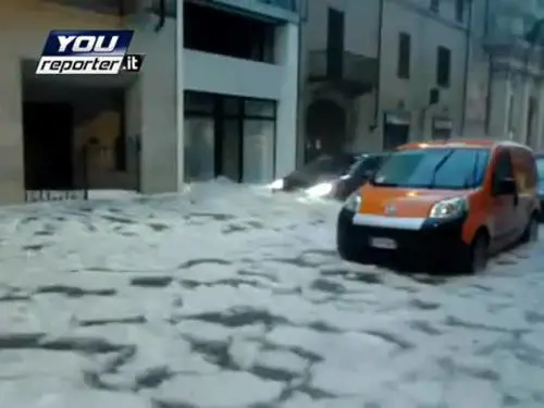Borgomanero, auto accerchiate dalla grandine