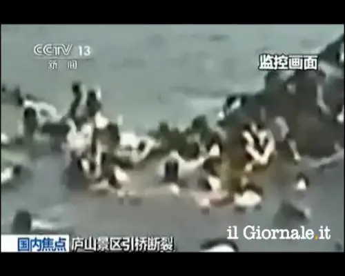 Cina, crolla ponte pedonale