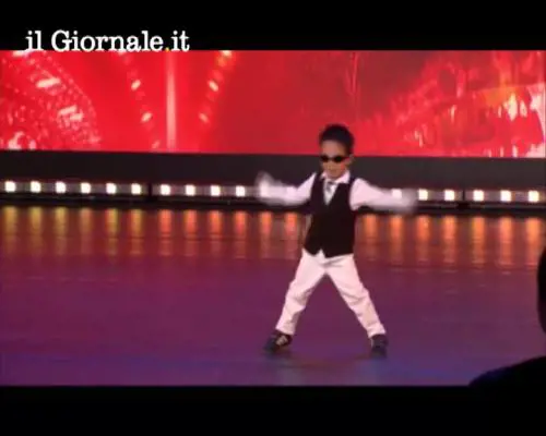 A 4 anni sbanca in tv imitando PSY