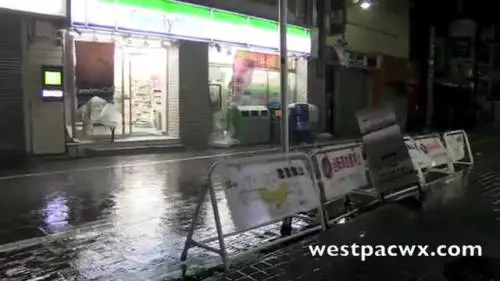 Violento tifone nella città di Tokyo