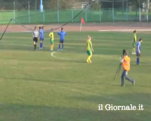 Invasione di campo del cameraman per riprendere meglio