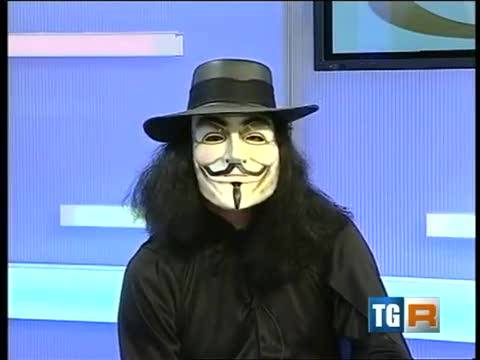 Candidato della Provincia di Trento con la maschera di Anonymous